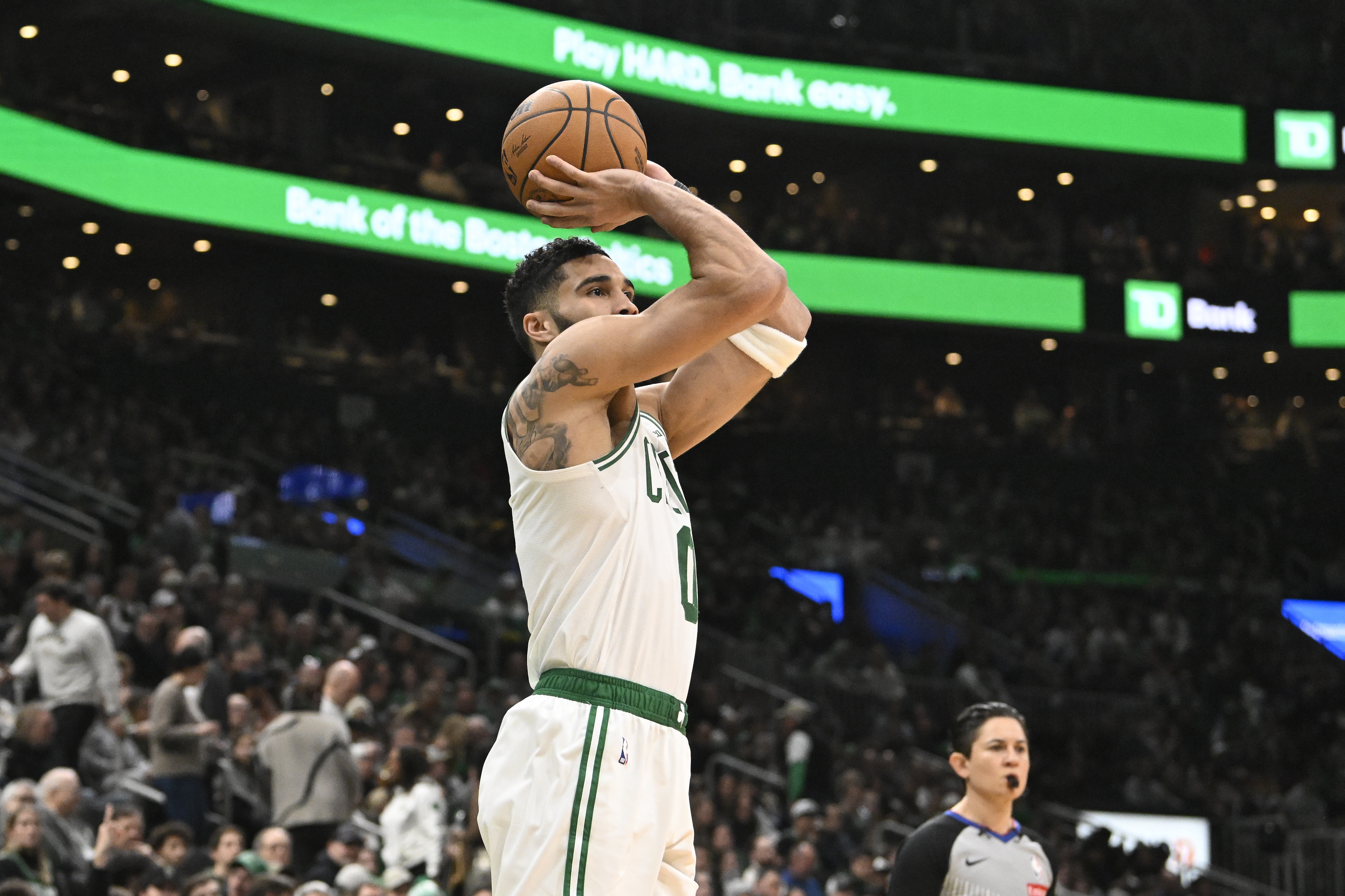 塔图姆迎来二十赛季高光表现，西班牙队球迷沸腾！