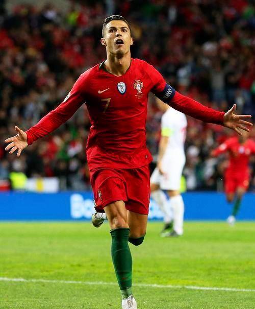 C罗迎来三赛季出色发挥，瑞士队观众热烈欢呼！